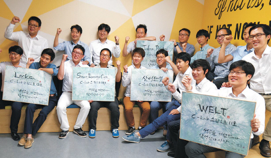 지난달 31일 삼성전자 수원사업장 C랩 전용 공간에서 스타트업으로 독립하는 (우측부터)웰트, 아이디어 프린터, 삼성단열, 세이프에너지코스트, 락사 팀 등 삼성전자 임직원 18명이 창업 성공의 의지를 다지는 기념사진을 찍고 있다.    삼성전자 제공